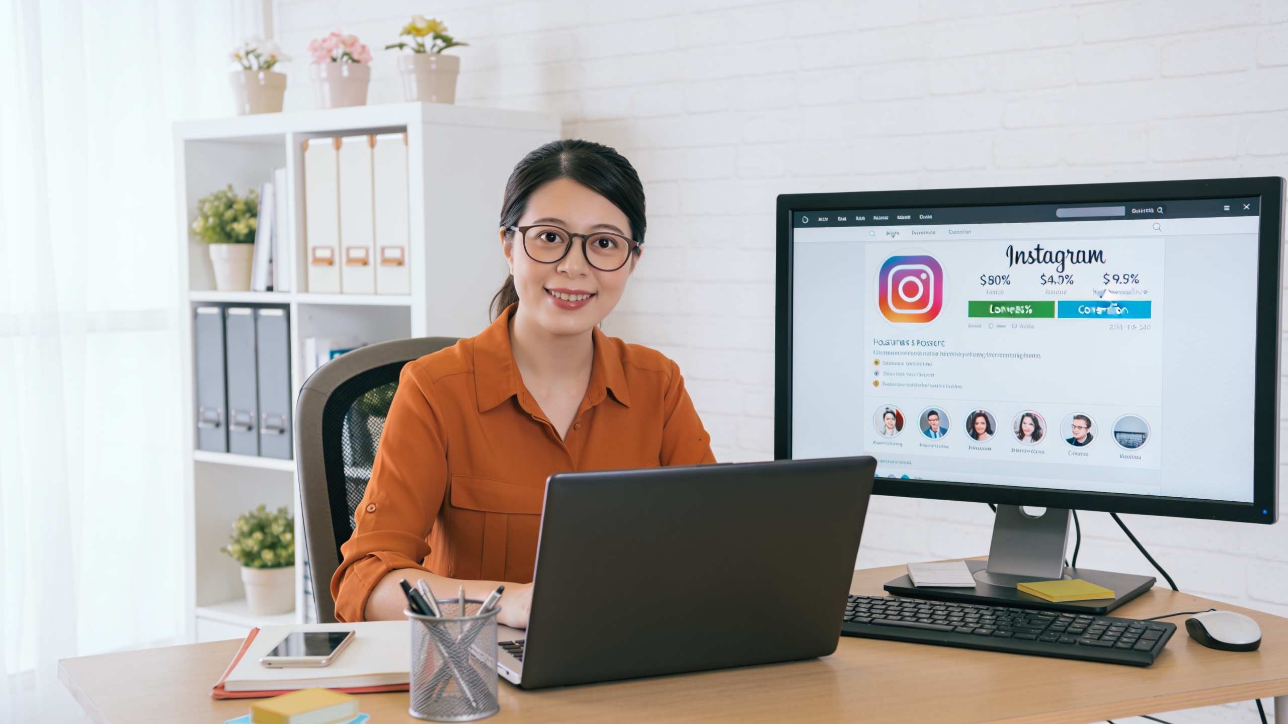 Freelance souriant devant son ordinateur, montrant des statistiques Instagram positives avec des taux de conversion élevés, dans un bureau moderne et lumineux, style photo éditorial, ambiance professionnelle et inspirante.
