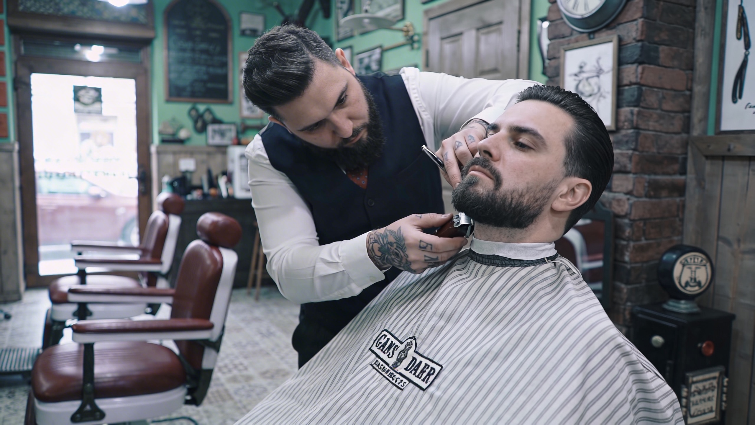 Barbier concentré en train de tailler la barbe d'un client élégant dans un salon de barbier au style rétro, avec des outils traditionnels et une décoration vintage, lumière douce et ambiance masculine, style photo éditorial magazine