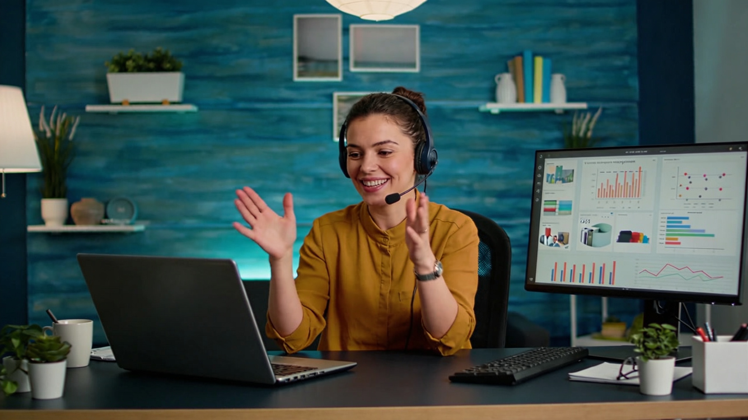 Coach femme charismatique en pleine séance de coaching en ligne, son écran affiche des graphiques d'engagement Instagram positifs, elle interagit avec ses clients via un casque, ambiance studieuse et inspirante, style photo réaliste