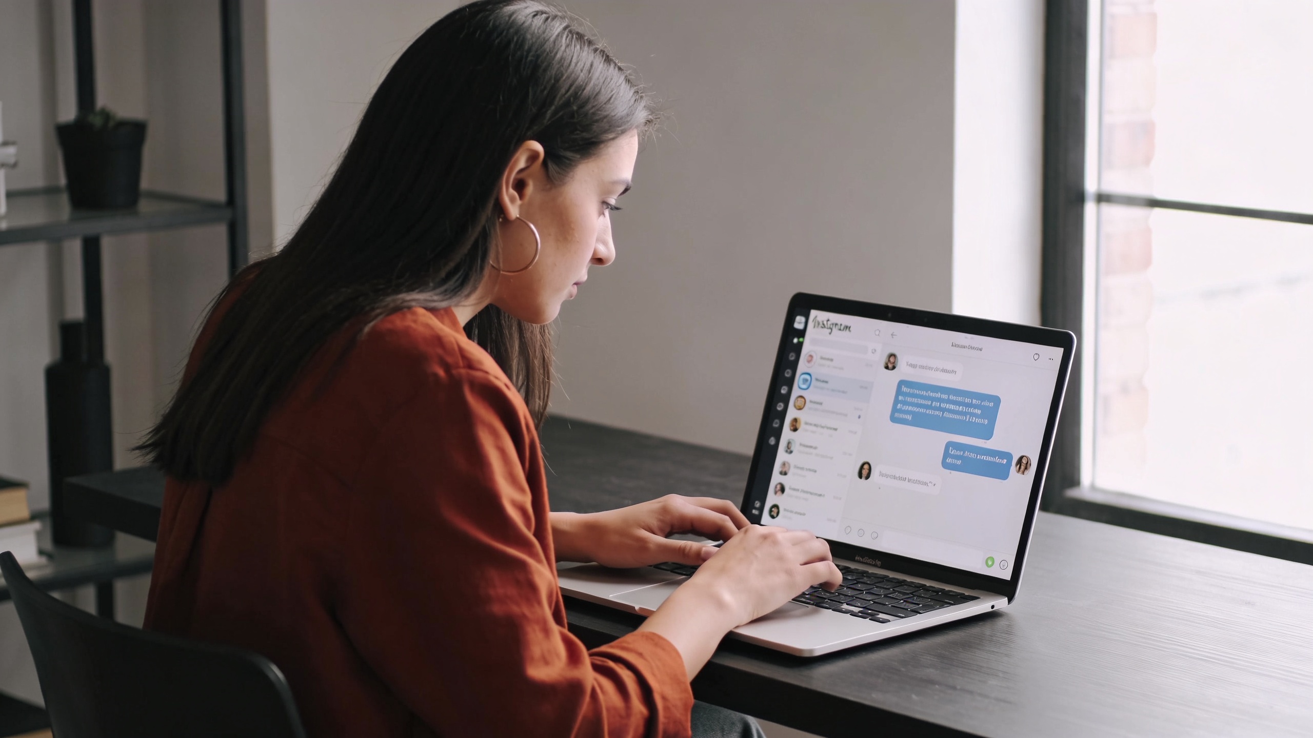 Freelance répondant activement à des commentaires et des messages directs sur Instagram depuis son ordinateur portable, affichant une interface de chatbot et des conversations personnalisées. Atmosphère de travail concentrée et moderne, lumière naturelle.
